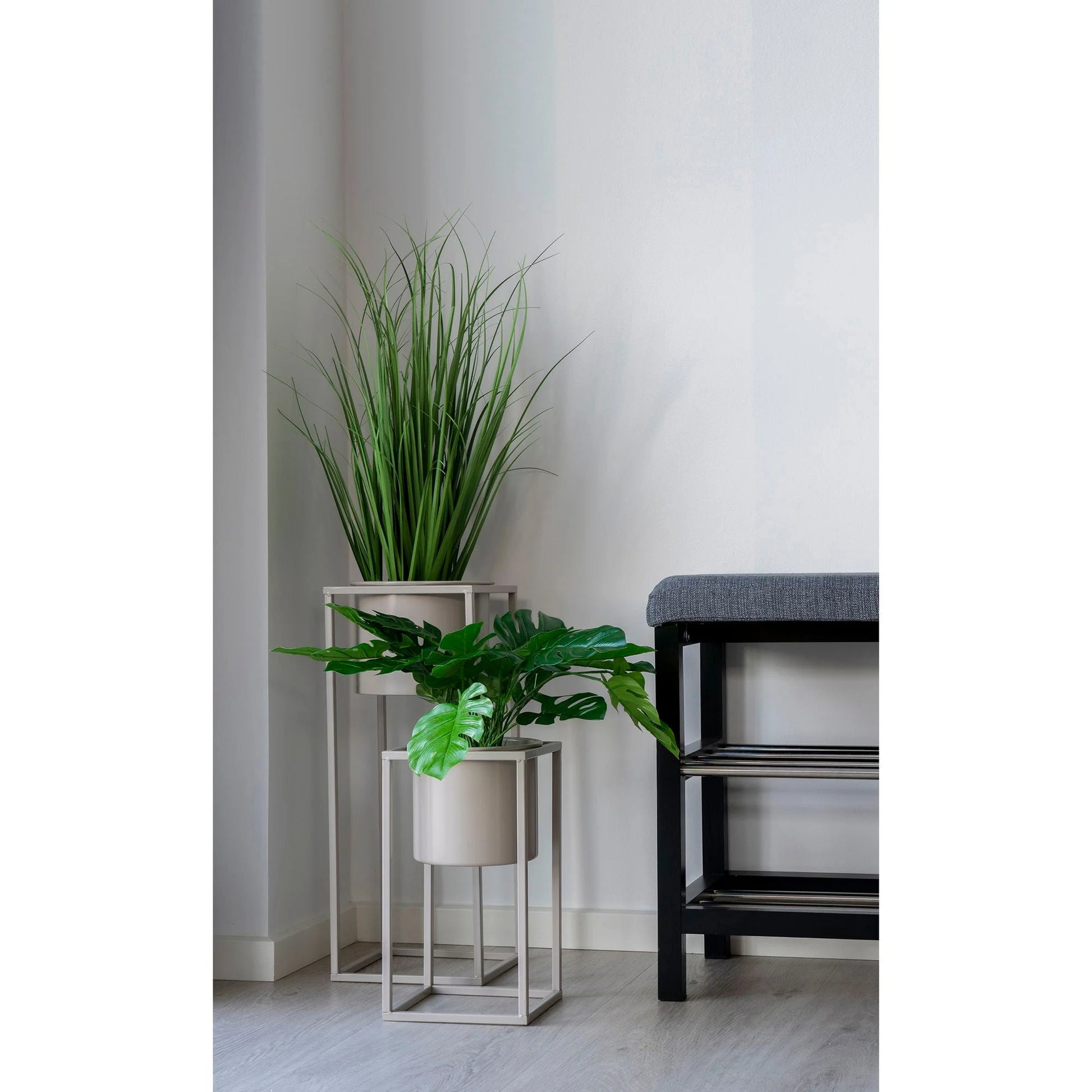 Plantes d’intérieur avec supports décoratifs et ranged chaussure, cache-pot cylindrique métal beige gris