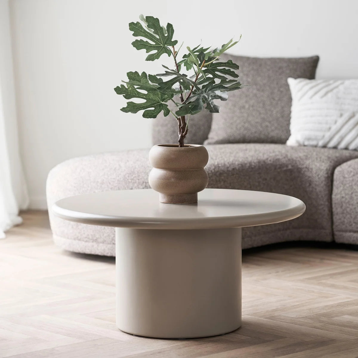 Table basse ronde avec base cylindrique en grès beige moucheté forme organique bombée