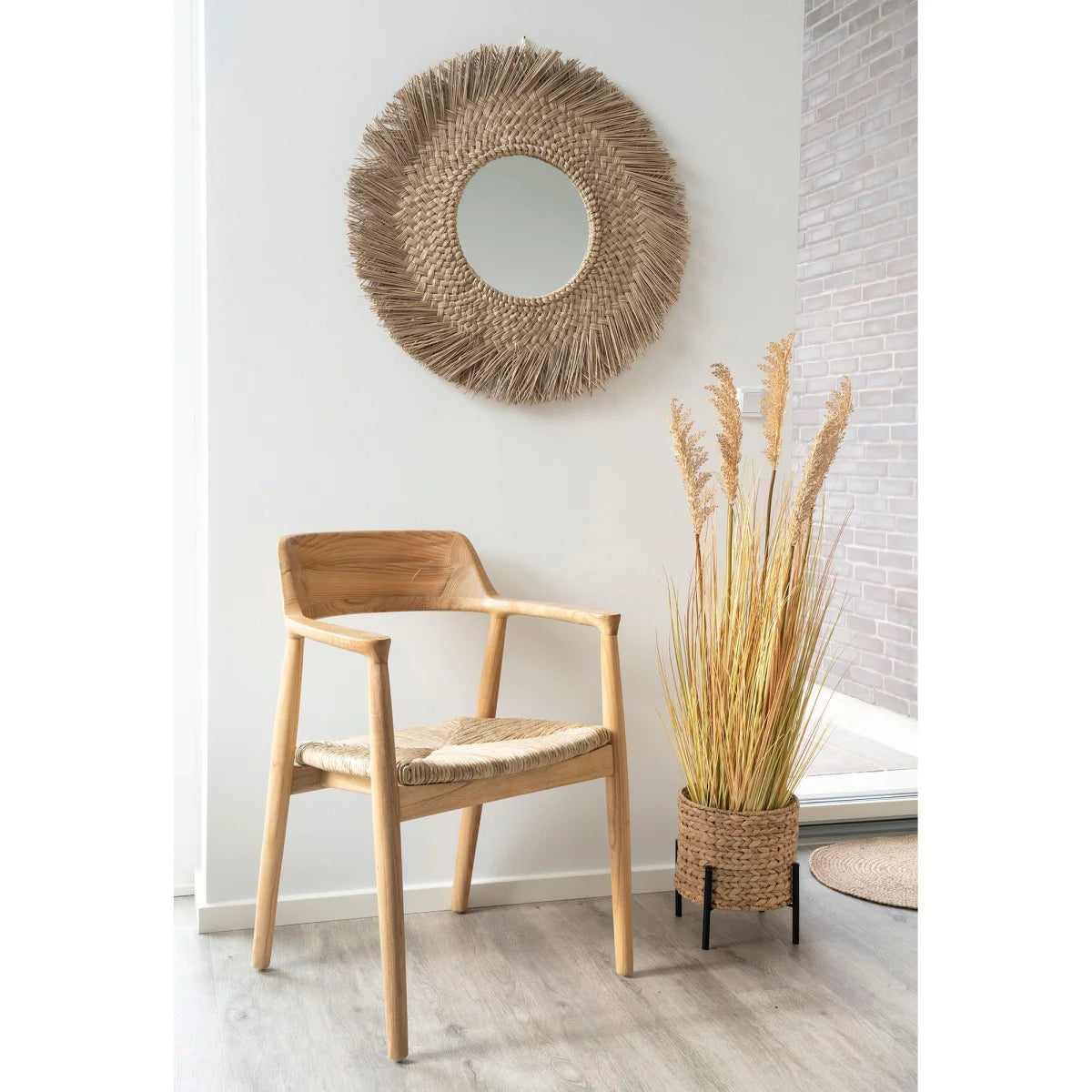 Fauteuil en bois clair avec siège tissé et cadre en fibres naturelles