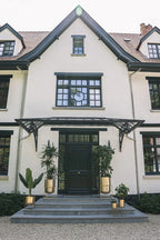 Facade de maison élégante dans le cache-pot en laiton sur support Laiton M
