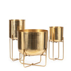 Trois cache-pots en laiton doré avec supports pour décoration intérieure élégante