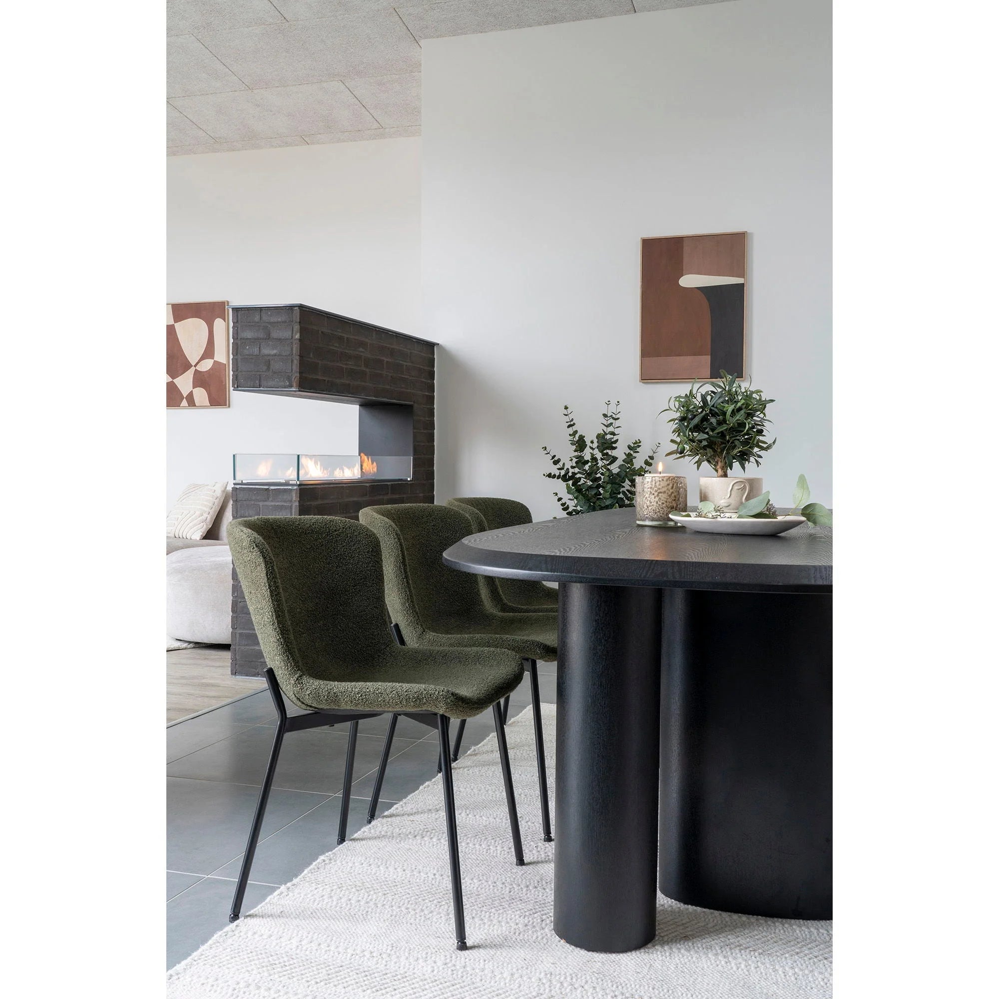 Table à manger moderne noire avec deux jambes cylindriques épaisses, idéal pour Cache-pot rond en céramique beige mouchetée avec visage en relief