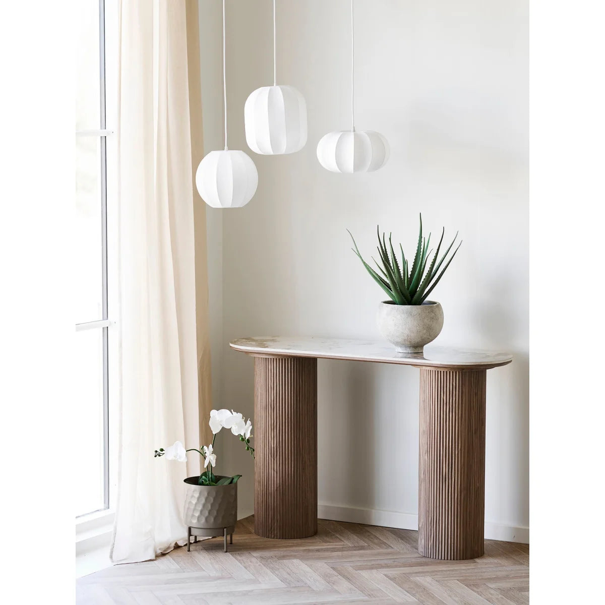 Console table avec plateau ovale clair et jambes cylindriques en bois naturel