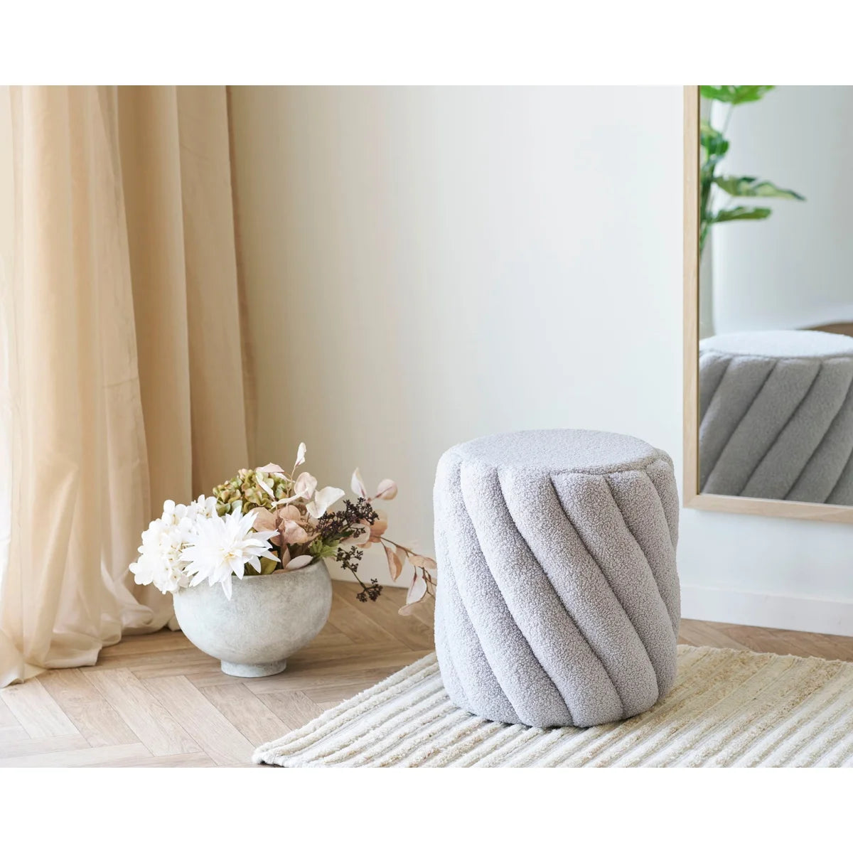 Ottoman cylindrique gris clair en boucle avec design à rayures diagonales