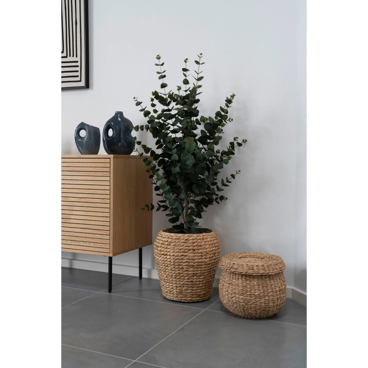Cache-pot rond en jacinthe d’eau tressée beige miel Ø34,5 cm avec eucalyptus
