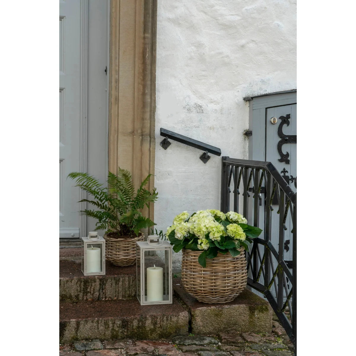Panier en rotin naturel rempli d’hydrangeas vert clair - Set de 2