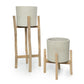 Deux cache-pots en terre cuite et teck sur des supports en bois, H36 cm béton naturel