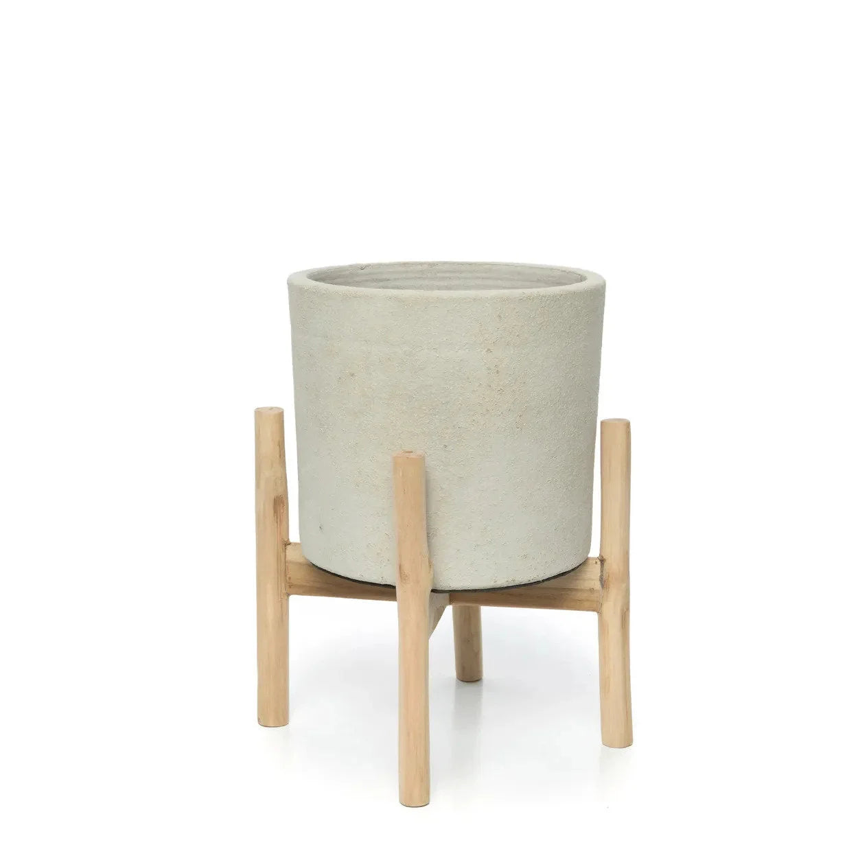 Cache-pot en terre cuite et teck avec un planteur cylindrique gris clair sur support en bois naturel