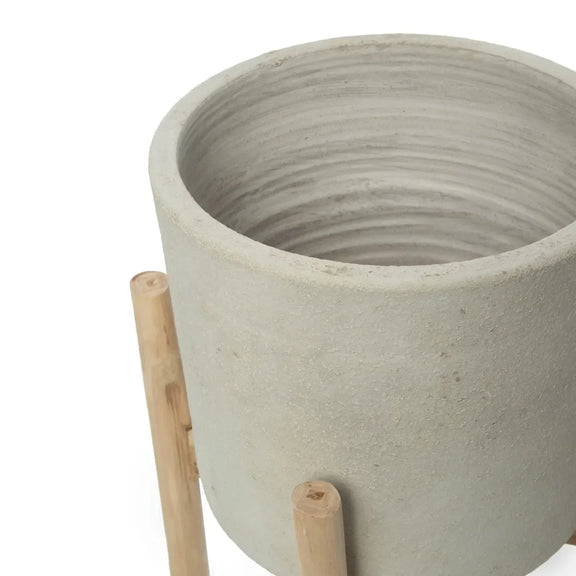 Cache-pot en terre cuite et teck H36 cm avec plante ronde et texturée sur support en bois