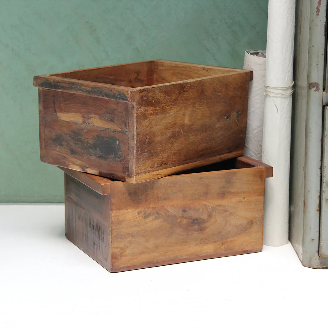 Deux caisses de rangement en bois recyclé brun empilées, 42x20 cm