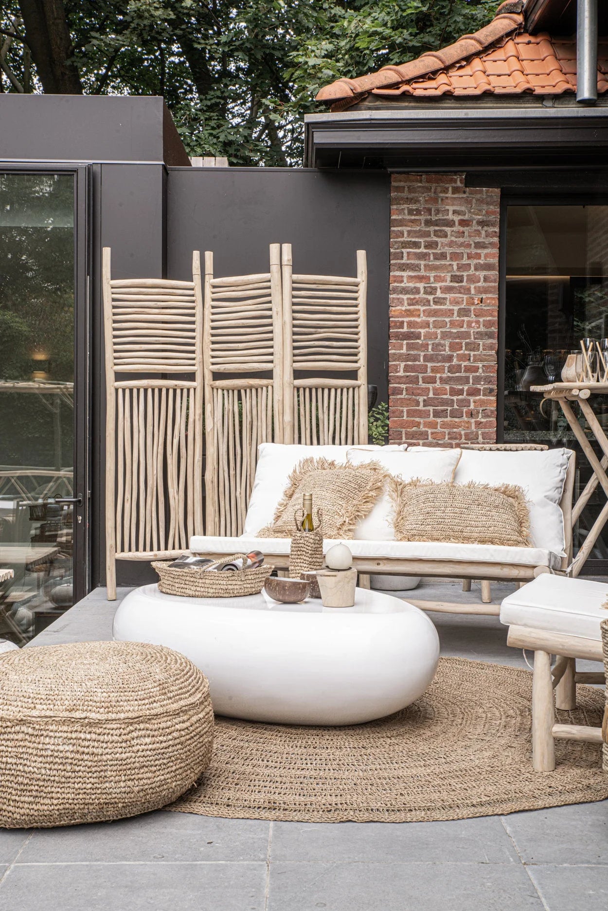 Disposition de mobilier extérieur avec canapé en teck et coussins blancs 140x80 cm