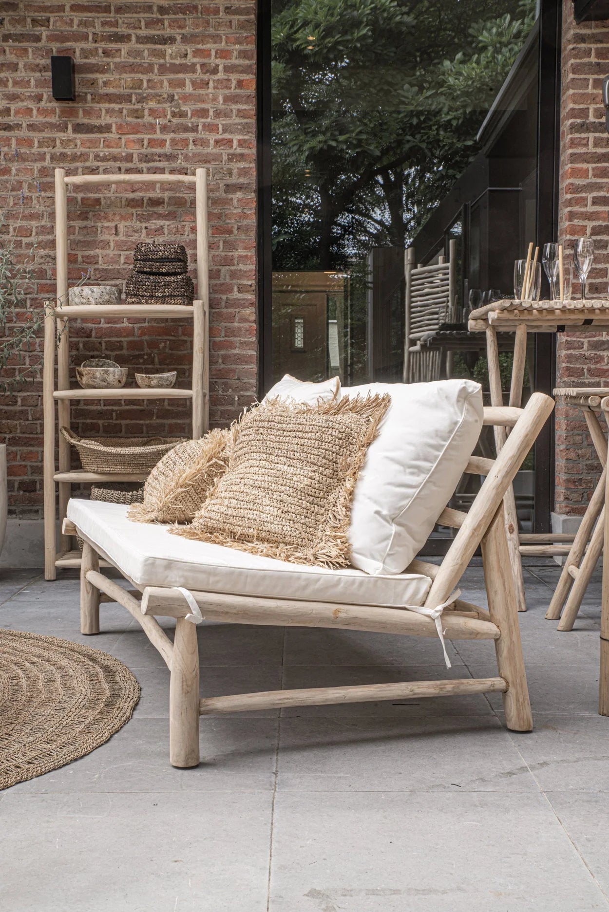 Canapé 2 places en teck avec coussins blancs, mobilier extérieur rustique