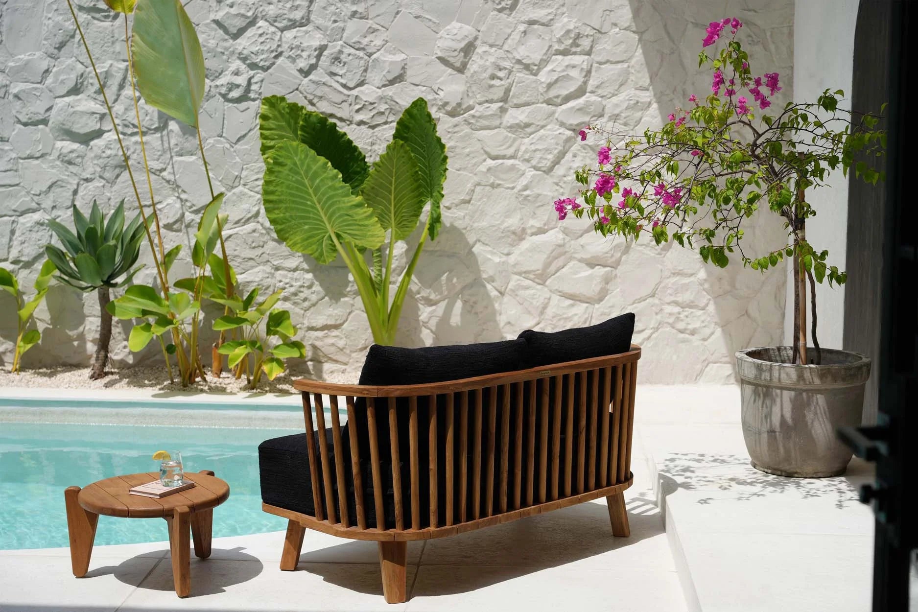 Canapé deux places en teck recyclé avec housses en tissu et cushions noirs