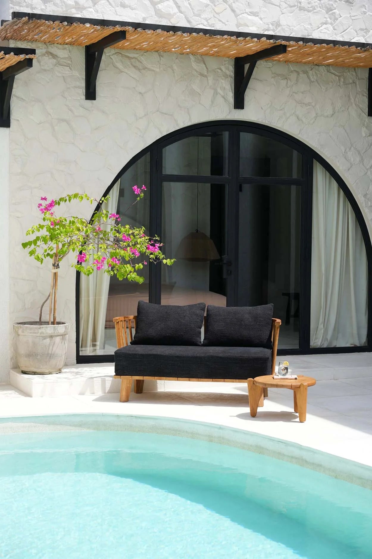 Canapé 2 places en teck recyclé avec housses en tissu, outdoor loveseat dark cushions
