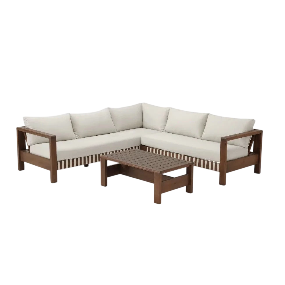 Canapé d’angle extérieur en bois foncé avec coussins beiges et accents rayés