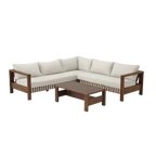 Canapé d’angle extérieur en bois foncé avec coussins beiges et accents rayés