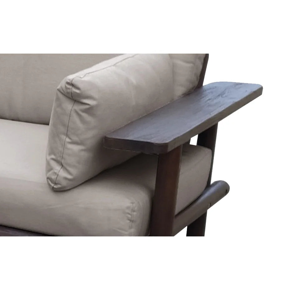 Accoudoir beige rembourré avec cadre bois foncé et table intégrée