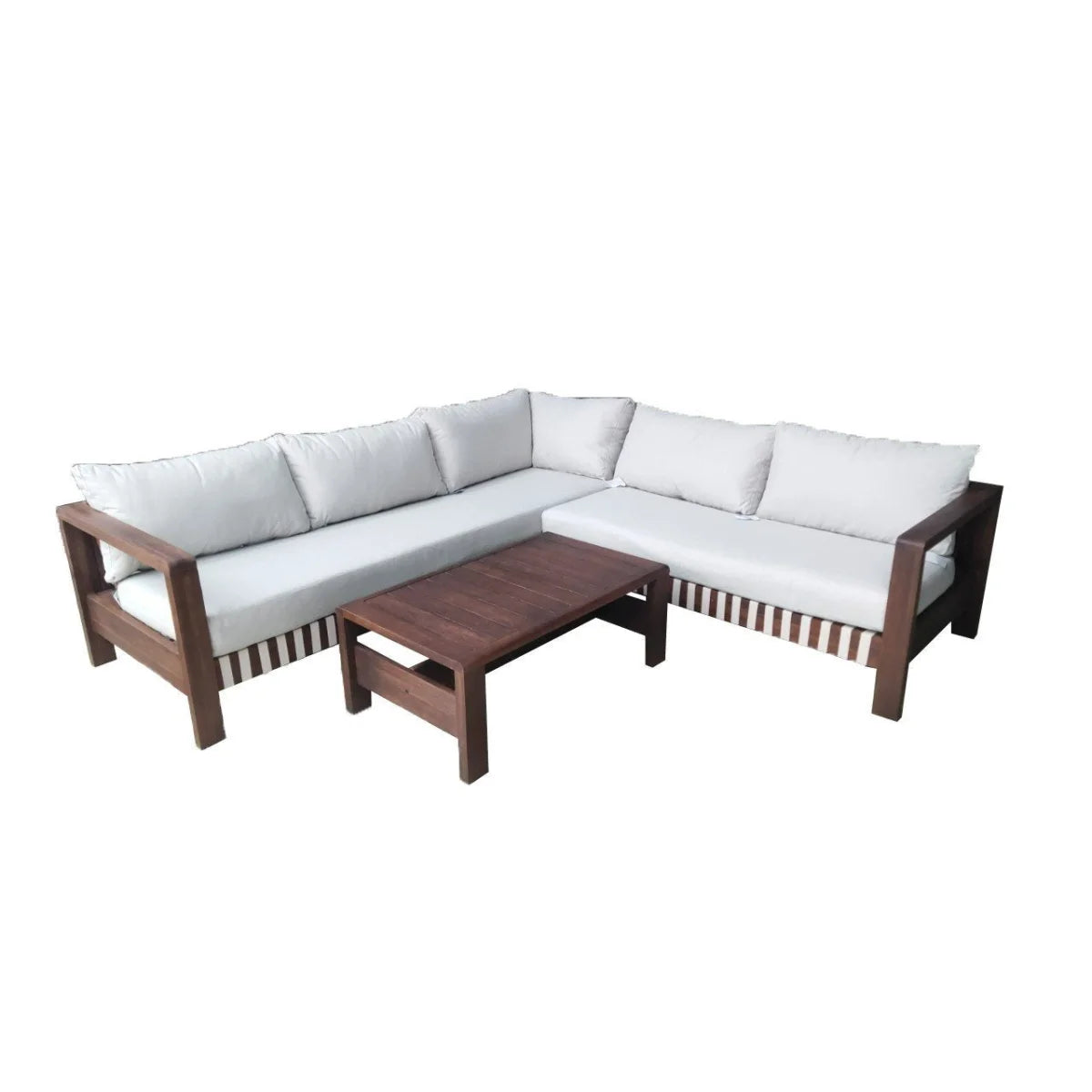 Canapé d’angle extérieur L en bois foncé et coussins gris clair avec table basse