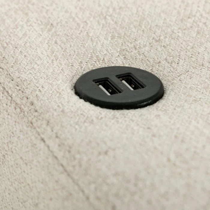 Port USB circulaire noir encastré dans tissu beige texturé du canapé dangle méridienne