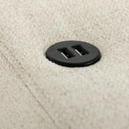 Port USB circulaire noir encastré dans tissu beige texturé du canapé dangle méridienne