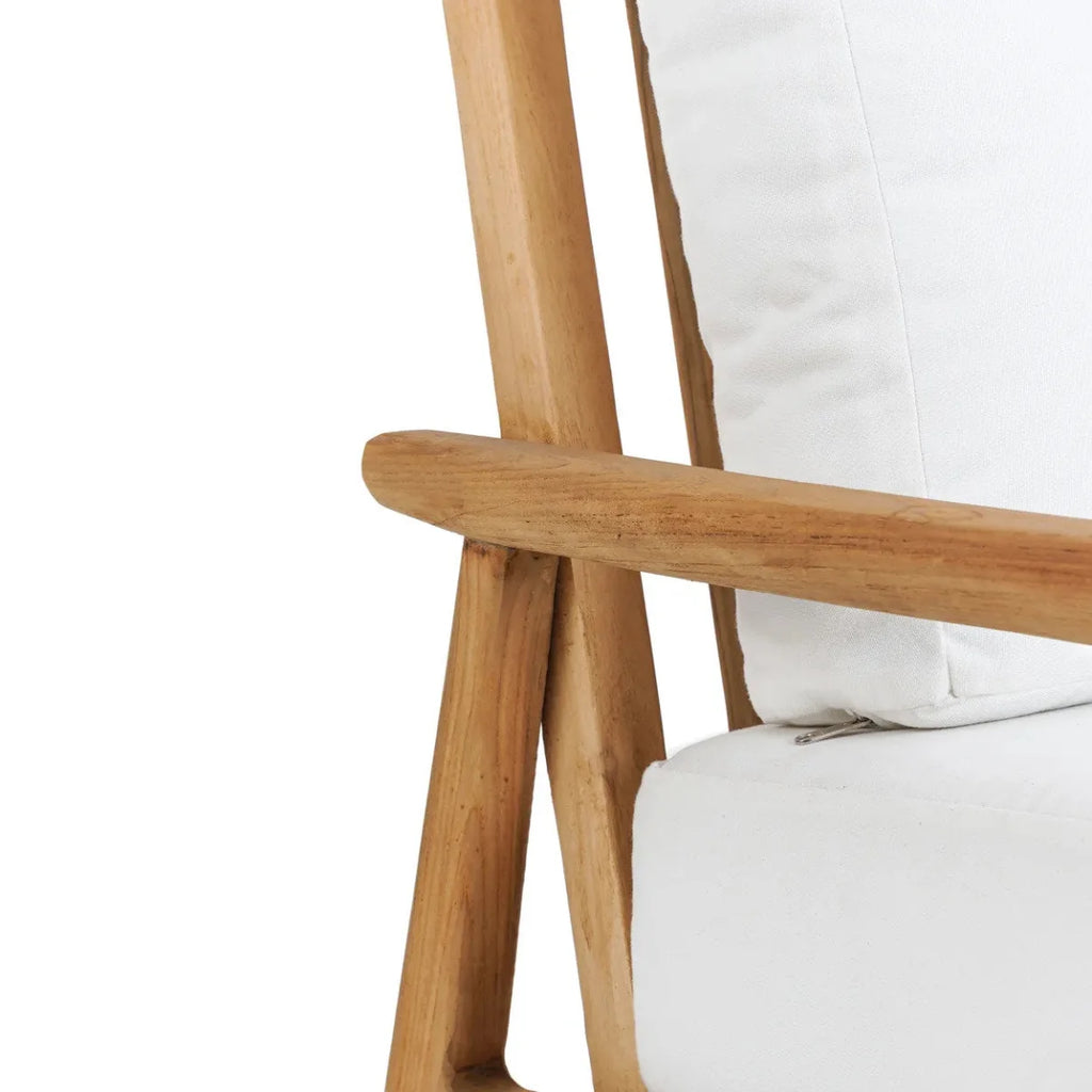 Canapé une place en teck recyclé pour extérieur avec chaise en bois et coussins blancs