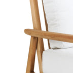 Canapé une place en teck recyclé pour extérieur avec chaise en bois et coussins blancs