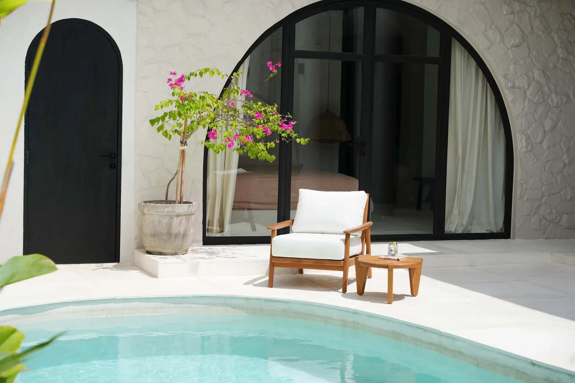 Chaise et table d’extérieur en teck recyclé pour outdoor, style contemporain