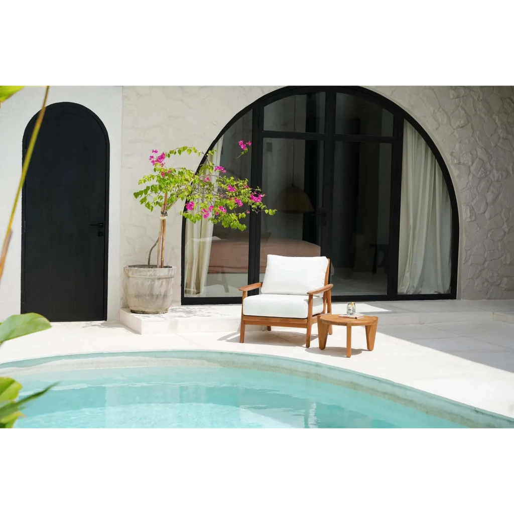 Chaise longue d’extérieur en teck recyclé avec coussins blancs et table d’appoint