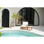 Chaise longue d’extérieur en teck recyclé avec coussins blancs et table d’appoint