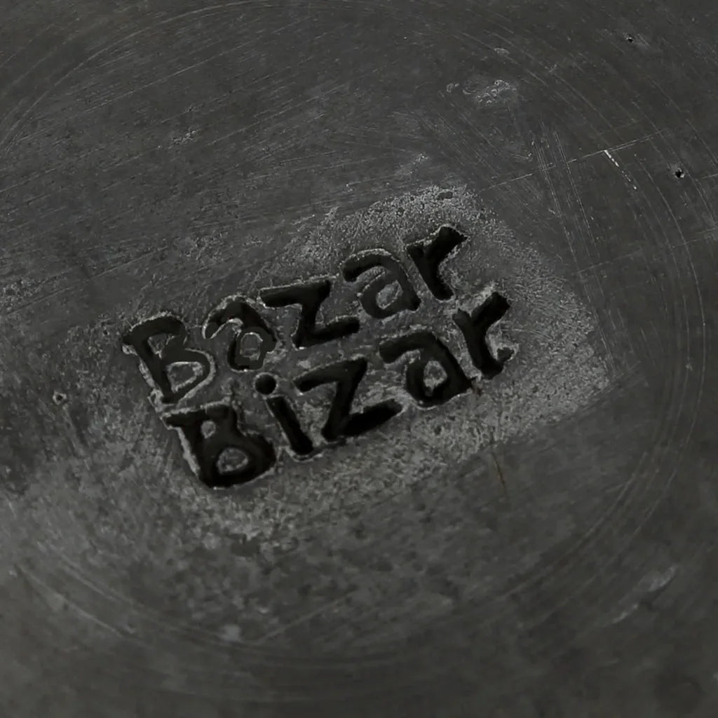 Texte gravé Bazar Bizar sur la casserole brûlée Noire, design unique et élégant