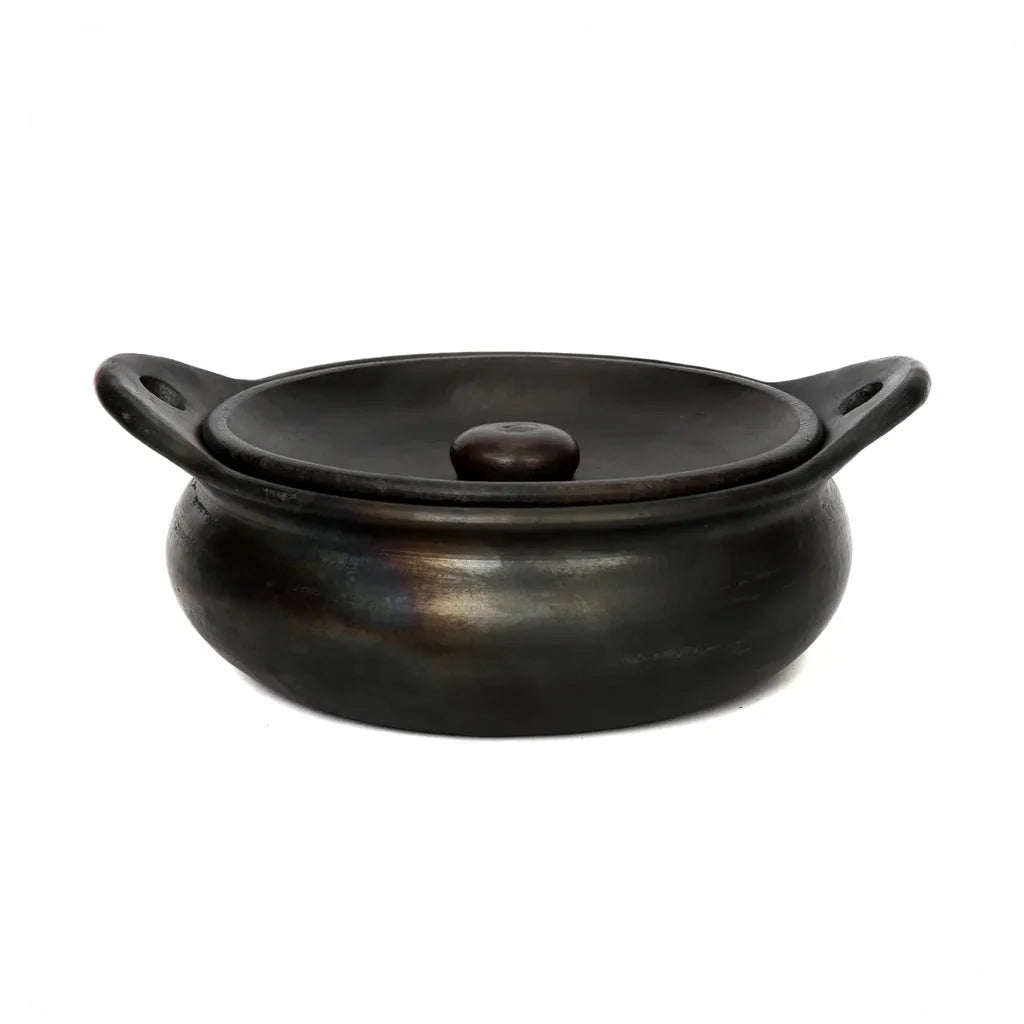 Casserole brûlée Noire en argile noire avec couvercle pour la cuisson authentique