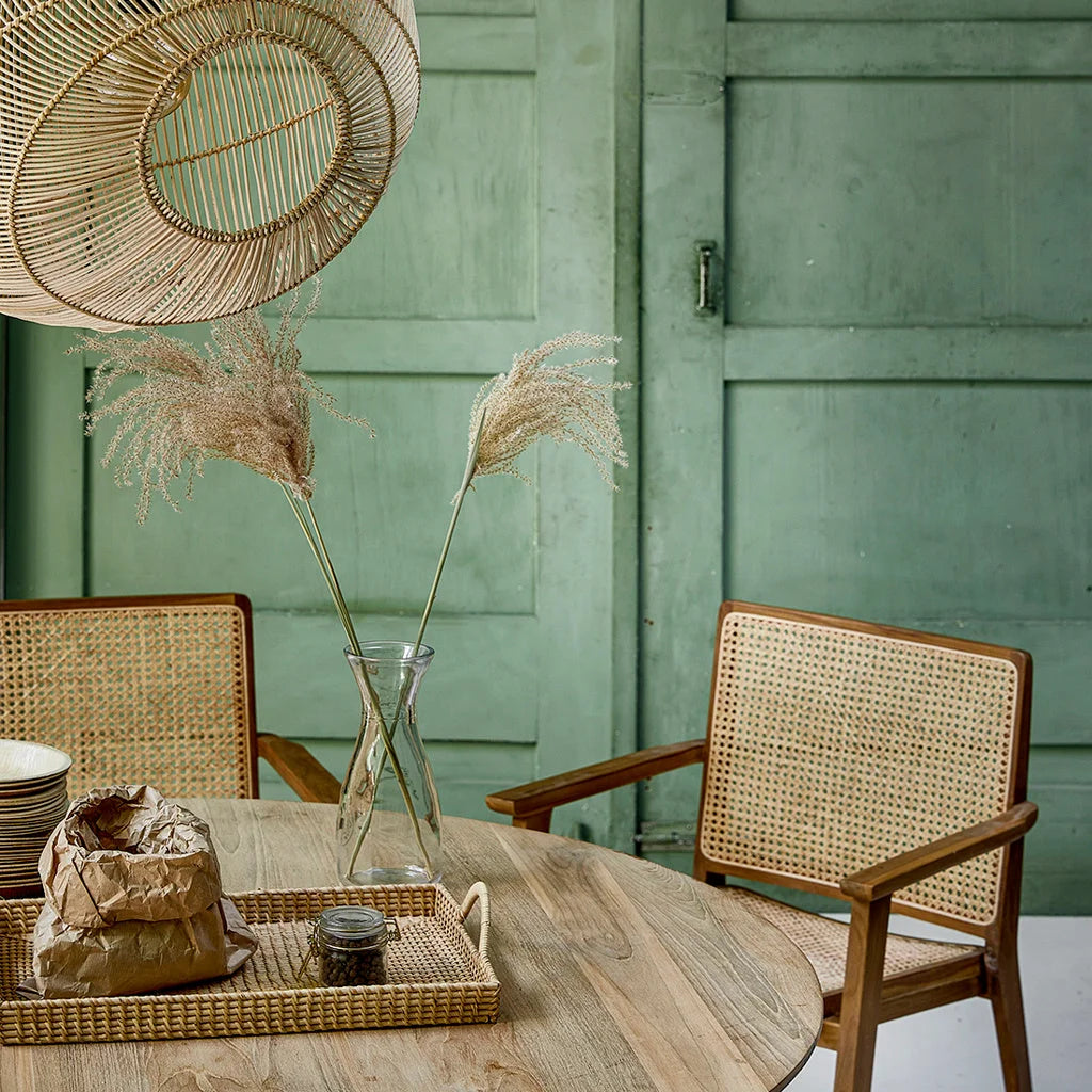 Set de 2 chaises en bois et cannage avec accoudoirs finition naturelle