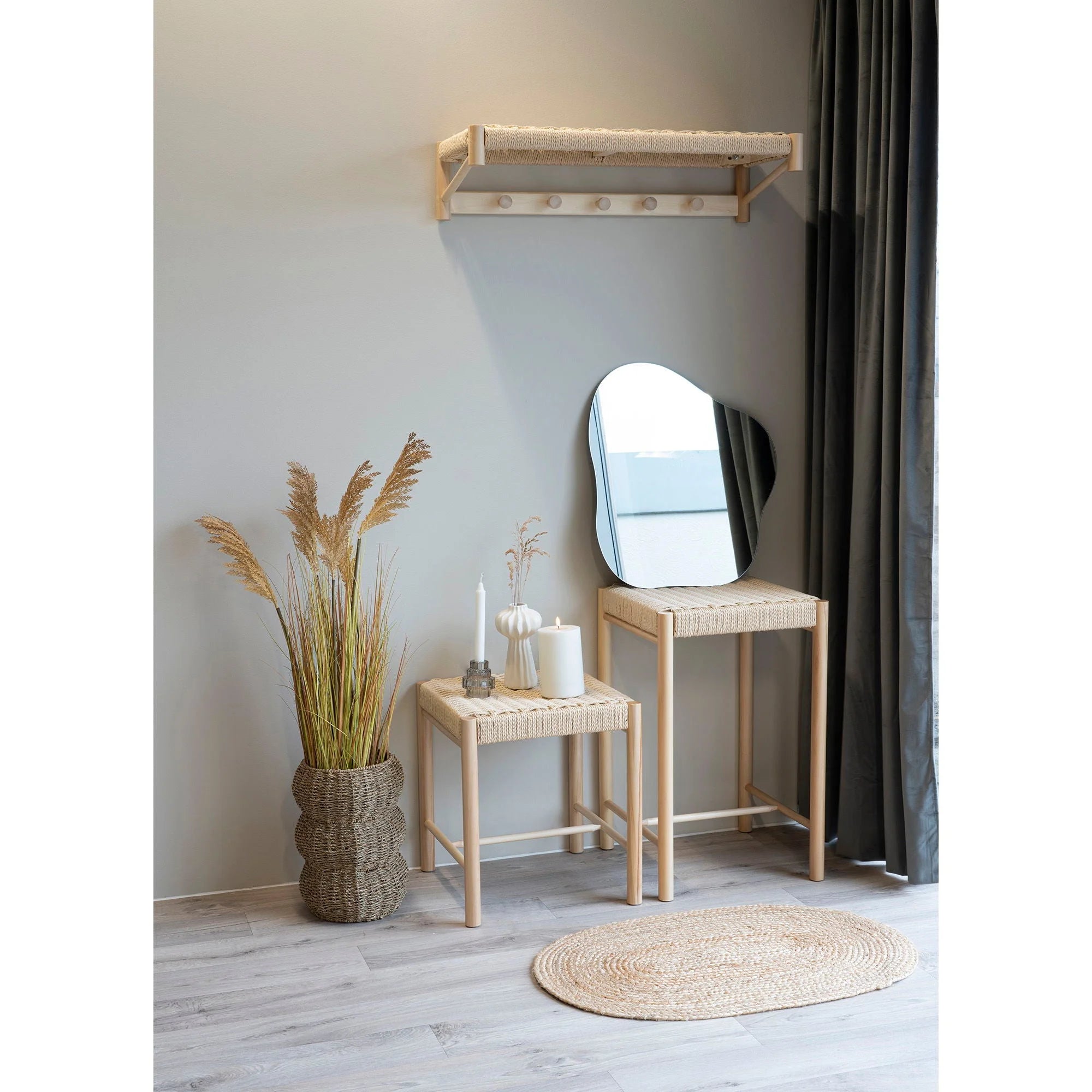 Chaise de comptoir en bois et rotin naturel pour une décoration bohème dans la chambre