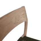 Dos chaises de jardin en teck clair et corde vert olive, dossier courbé à grain visible