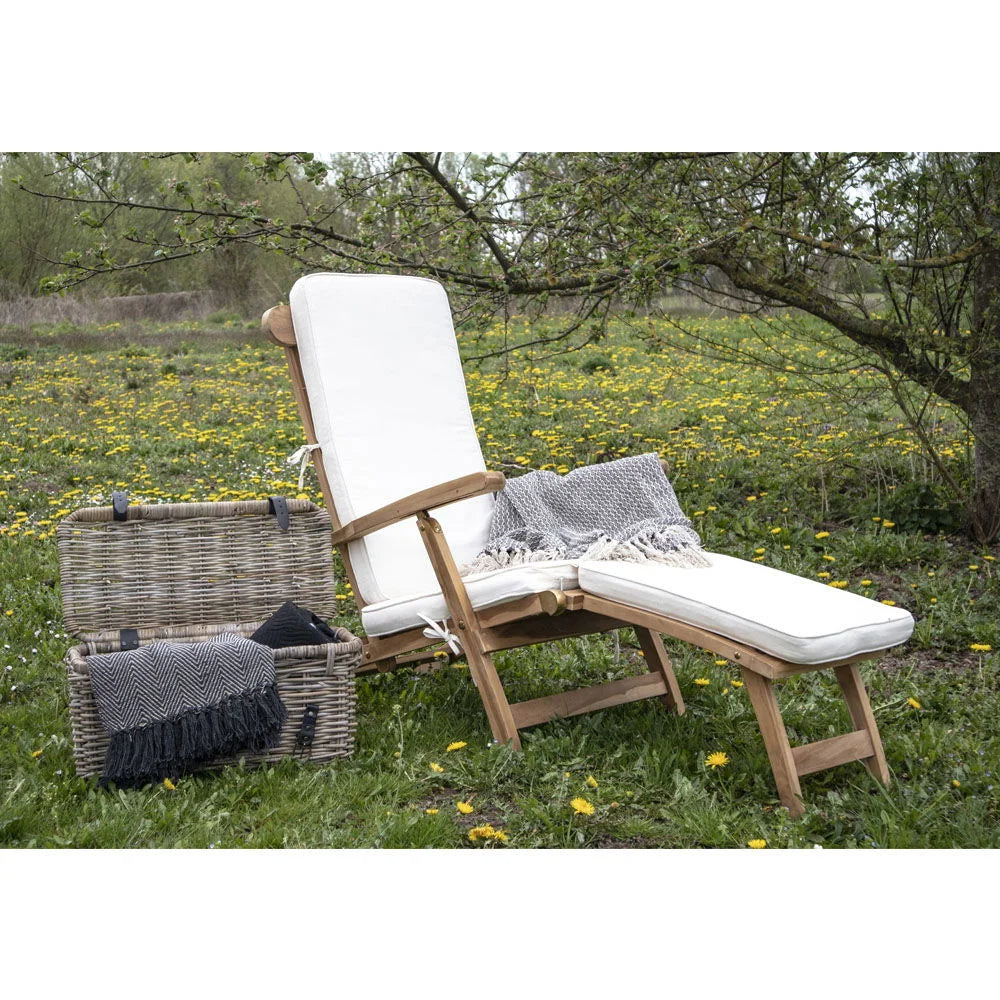 Chaise longue en teck avec coussin blanc et plaid gris texturé
