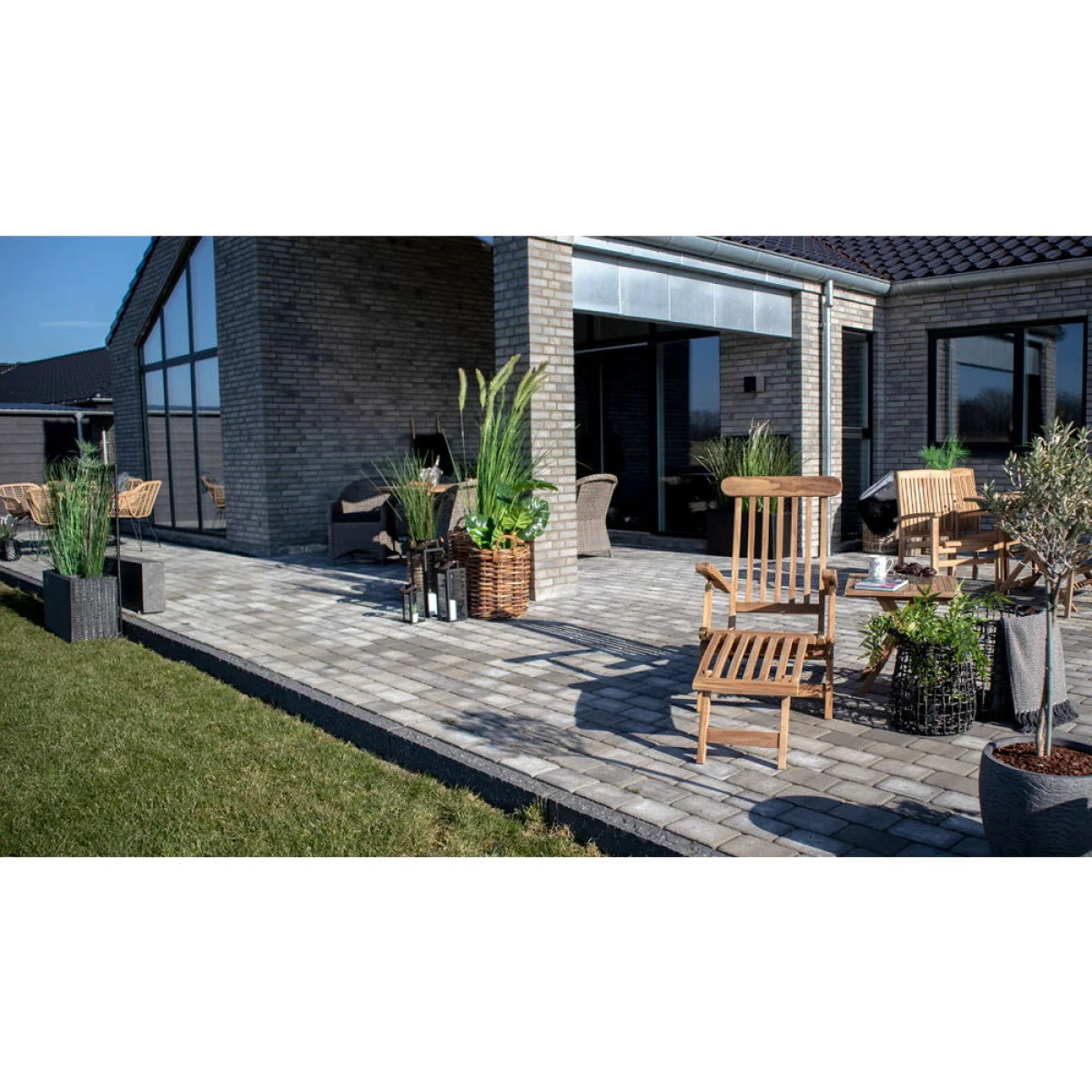 Chaise longue en teck dossier réglable 150x60 cm avec repose-pieds sur terrasse