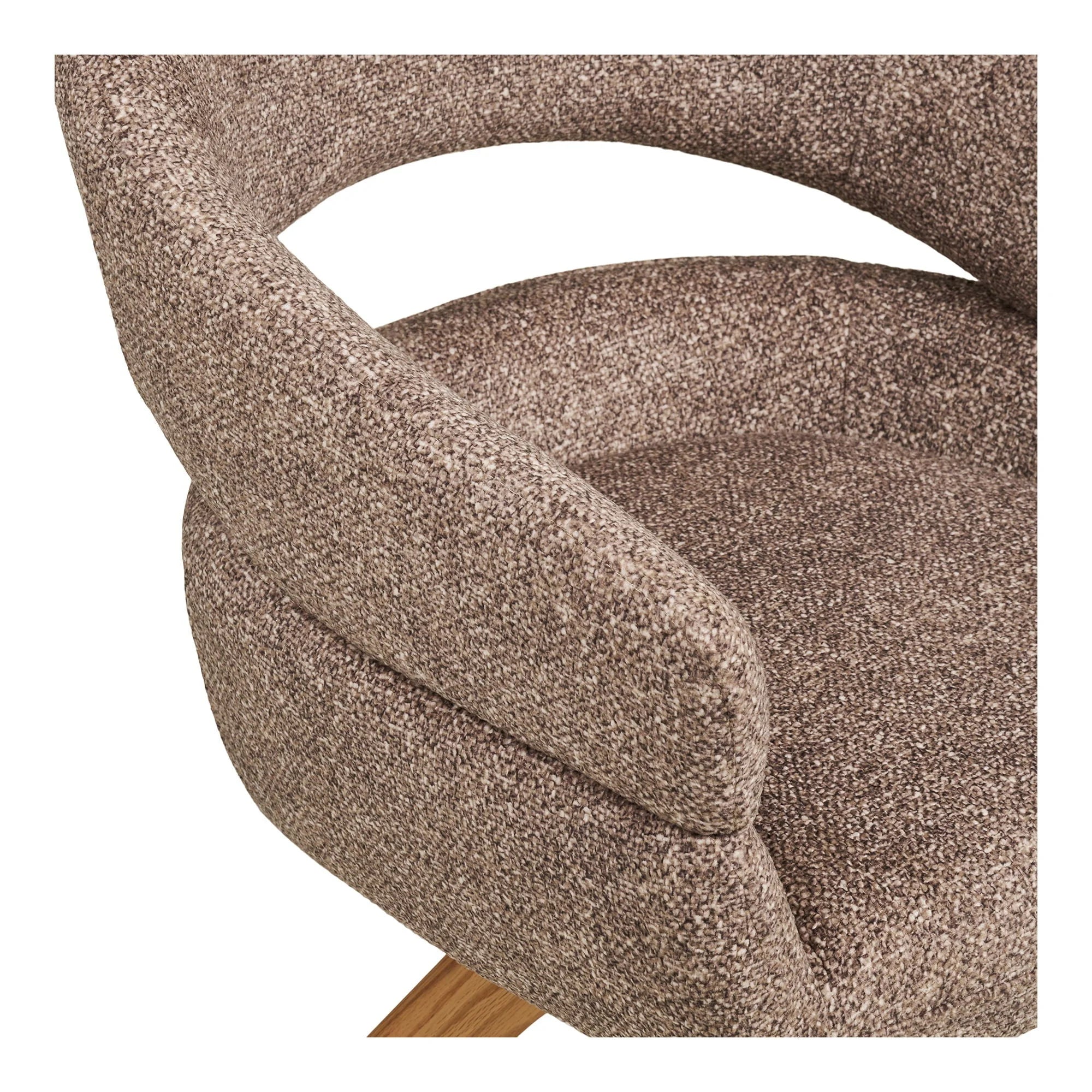 Chaise pivotante en tissu chiné taupe avec accoudoirs courbés et pieds bois
