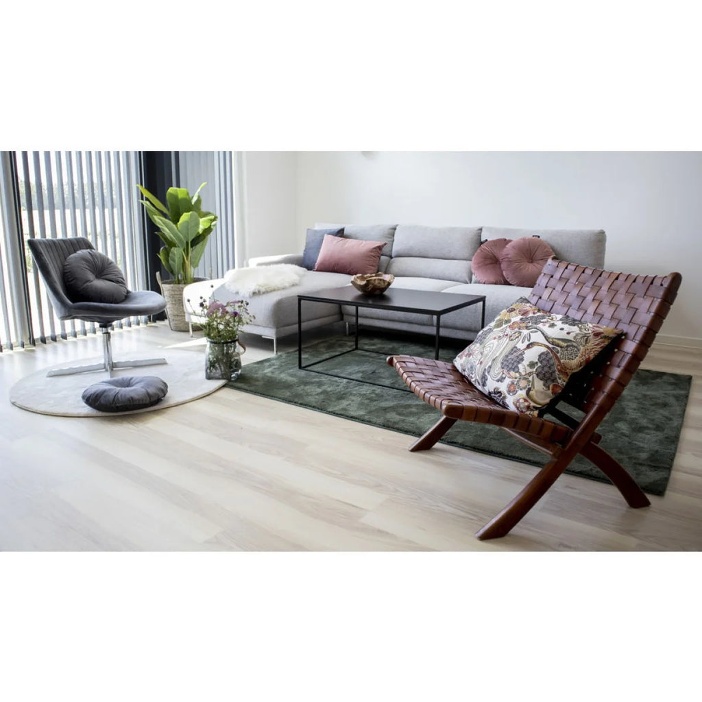 Chaise pliante en cuir tressé marron sur cadre bois teck en X