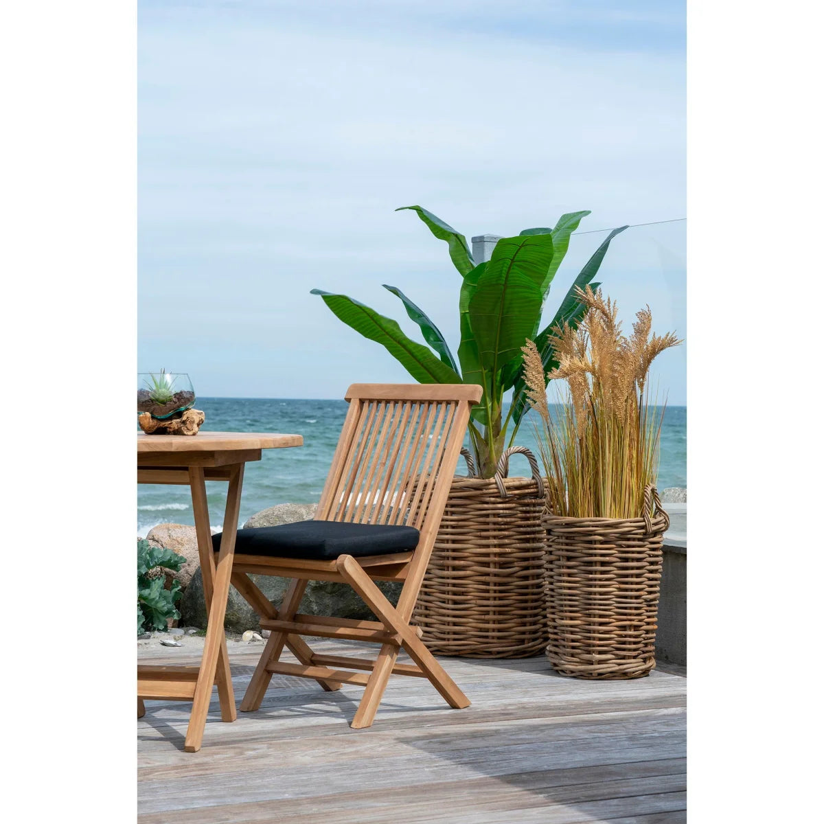 Chaise pliante en teck avec lattes verticales et coussin noir, lot de 2