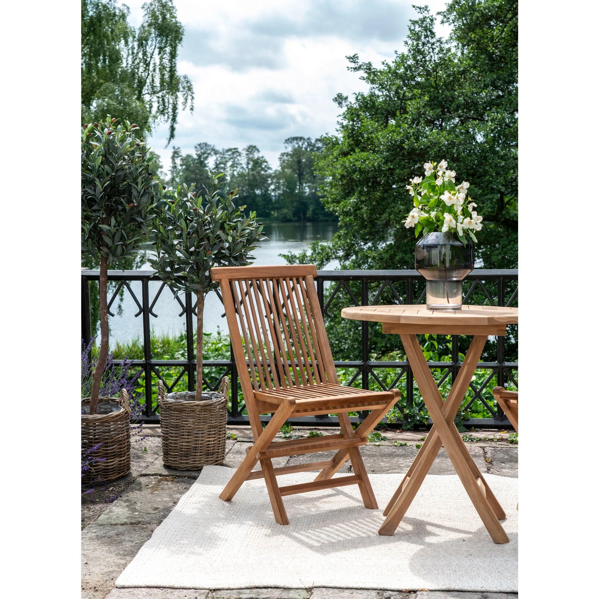 Chaise pliante en teck avec lattes verticales et table assortie, ensemble extérieur