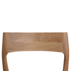 Dossier de chaise en bois de teck clair, grain naturel lisse et design minimaliste