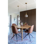 Table ronde en bois avec 4 chaises cuir cognac et pieds métal noir