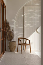Chaise en bois pour salle à manger Nihi Oka Extérieur, design élégant et durable