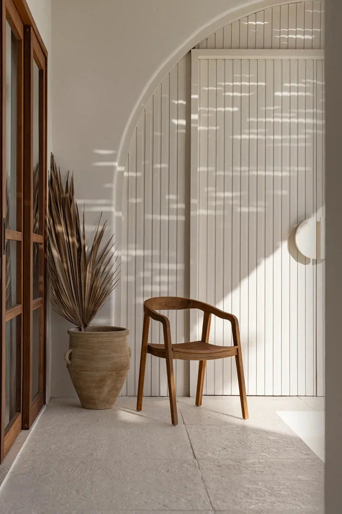 Chaise en bois pour salle à manger Nihi Oka Extérieur, design élégant et durable