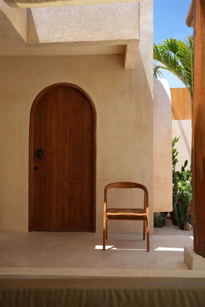 Chaise en bois avec dossier incurvé pour La chaise de salle à manger Nihi Oka Extérieur
