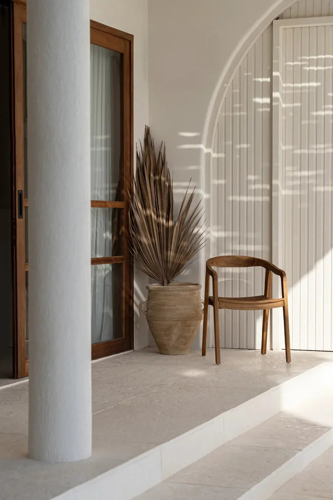 Espace extérieur de style Minimaliste avec La chaise de salle à manger Nihi Oka Extérieur