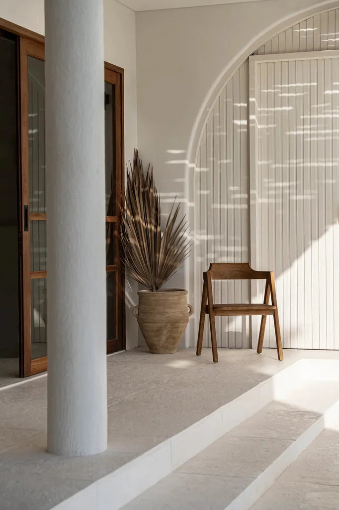 Chaise minimaliste en bois pour La salle à manger Nihi Sumba Extérieur