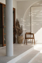 Chaise minimaliste en bois pour La salle à manger Nihi Sumba Extérieur