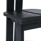 Détail d’une chaise en bois noir pour salle à manger Sama Sama Noir