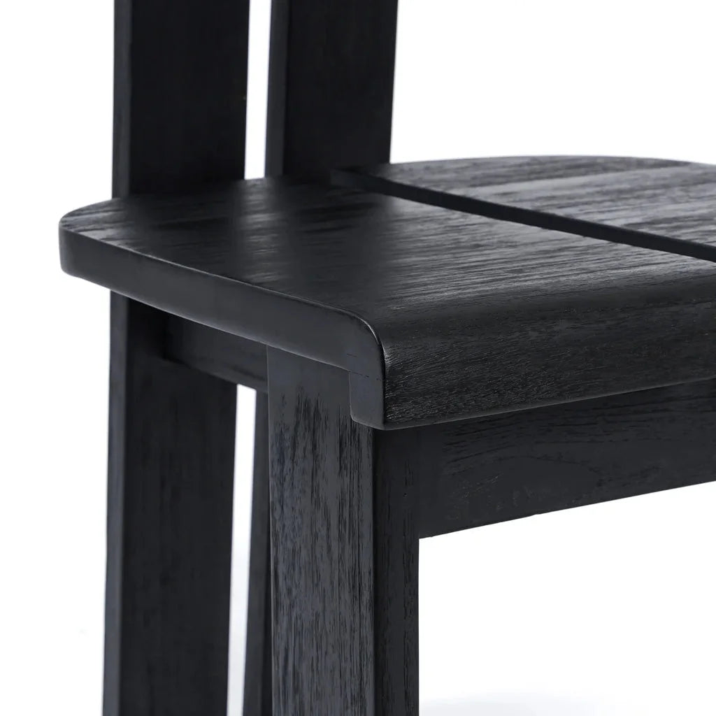 Détail d’une chaise en bois noir pour salle à manger Sama Sama Noir